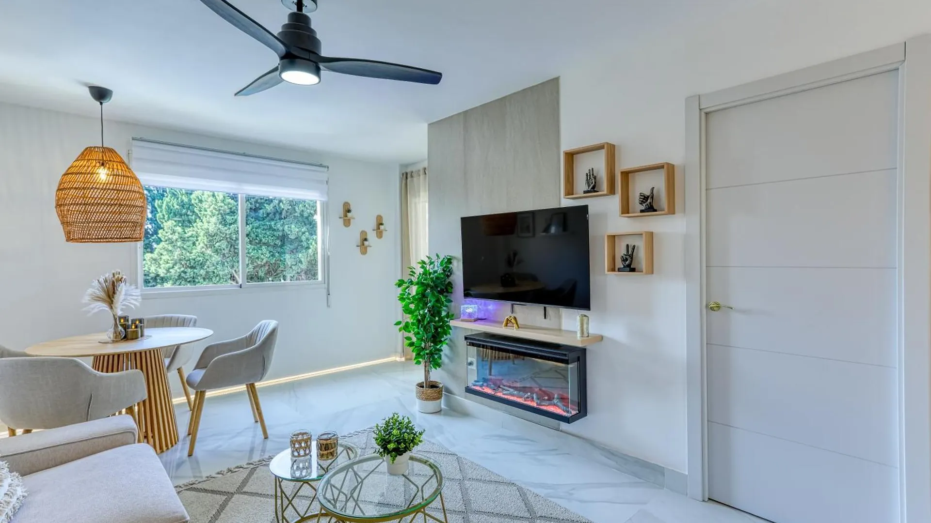 Colinamar Luxury Apartment Near Airport And Beach توريمولينوس 0*,  إسبانيا